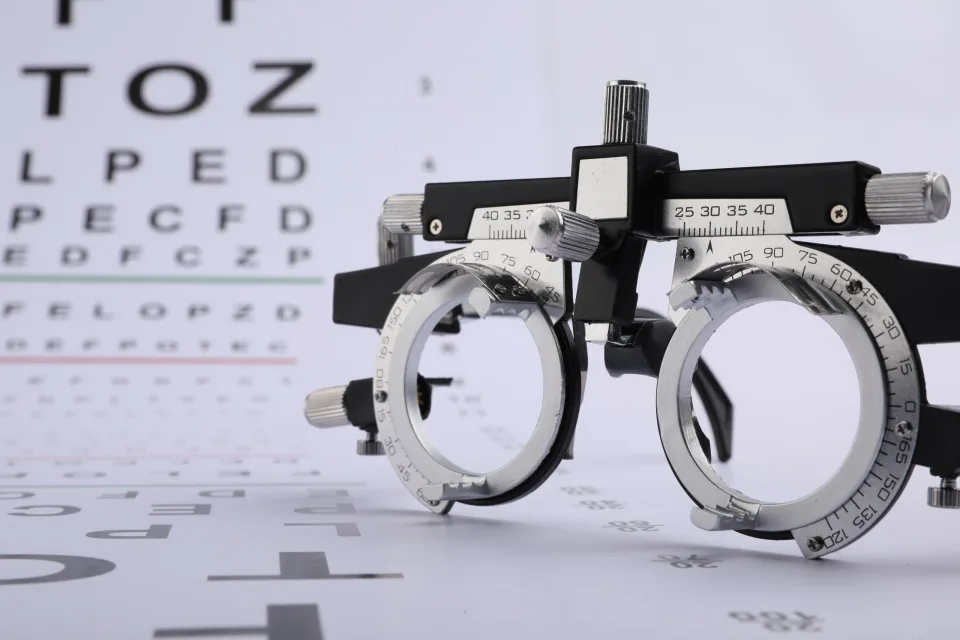 Messbrille vor einer Sehtafel