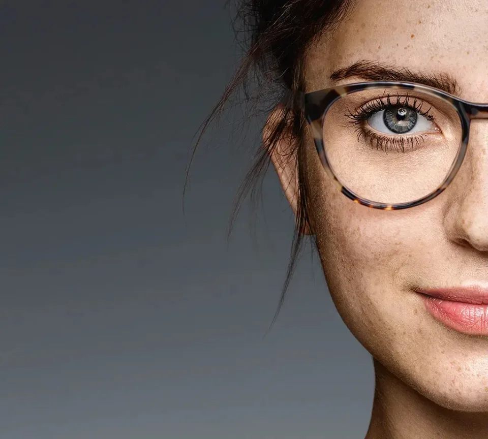 Gesicht mit Brille, mit einer normalen Kamera fotografiert: das Brillenglas ist klar